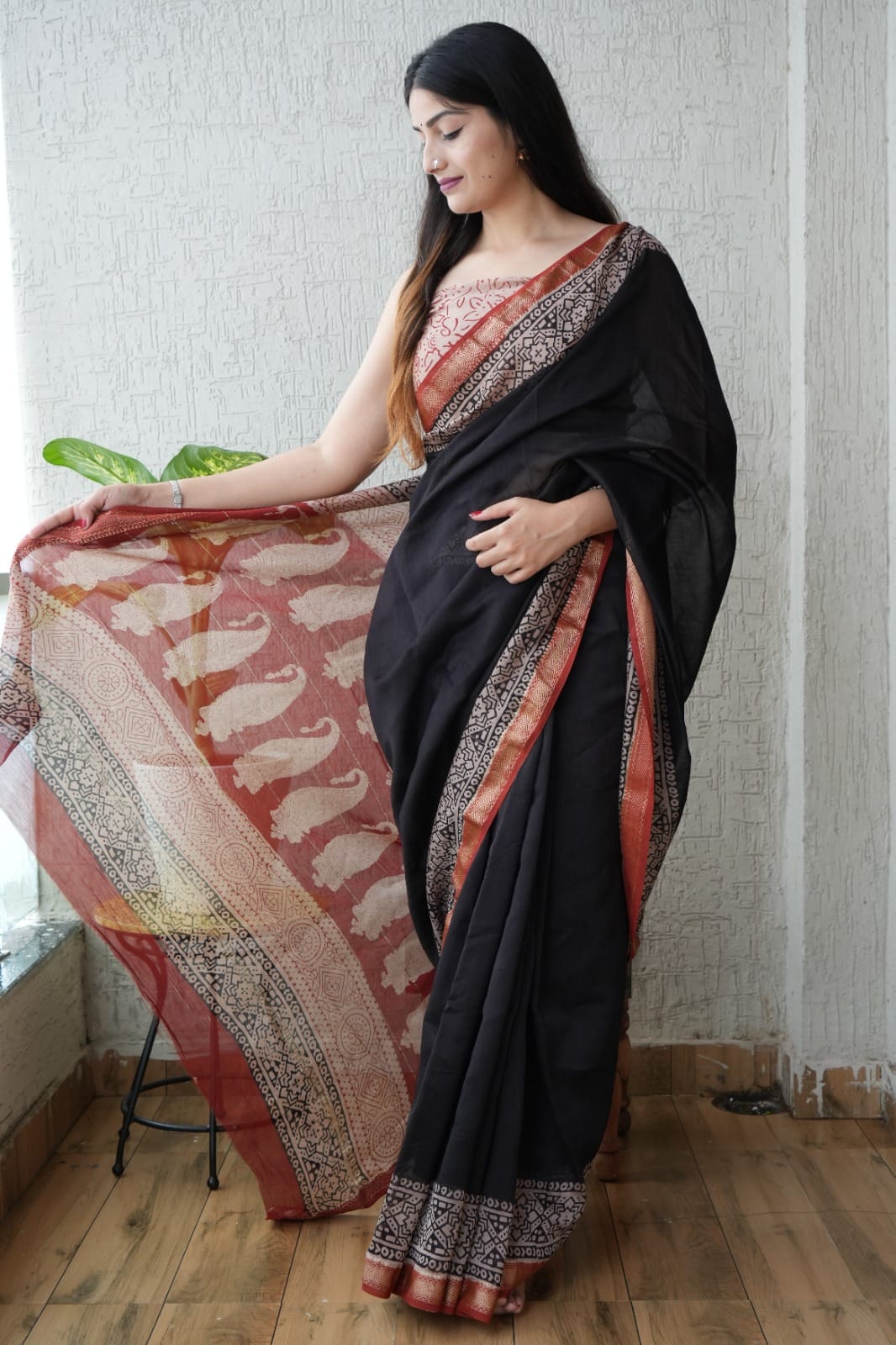 Black Maheshwari Silk Handblock Printed Saree with Plain Body and Paisley Pallu Boota – Wholesale Silk Saree